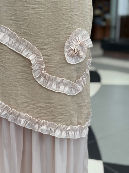 Vestido de Capas Asimétricas con Volantes