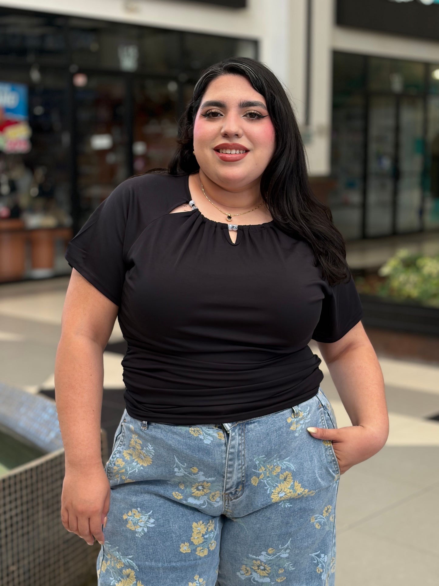 Blusa Negra con Detalles de Cuentas en Escote