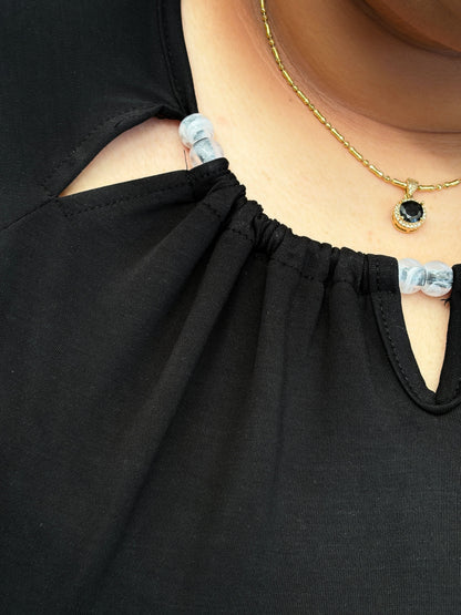 Blusa Negra con Detalles de Cuentas en Escote