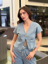 Conjunto Chaleco-Top Denim con Rayas Diplomáticas