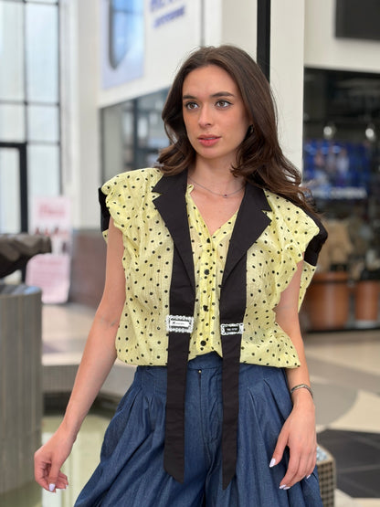 Blusa Amarilla de Lunares con Solapas Cruzadas
