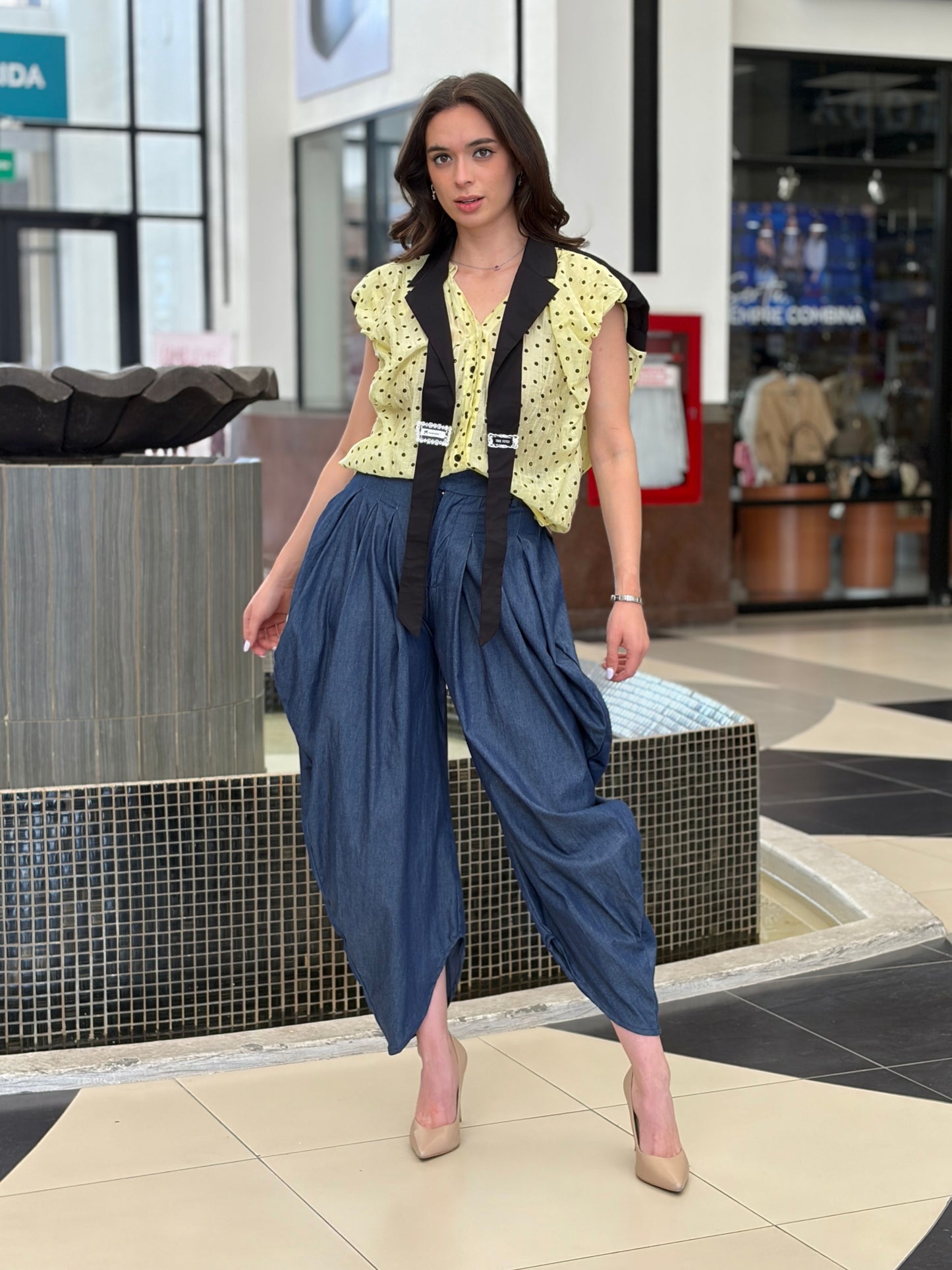 Blusa Amarilla de Lunares con Solapas Cruzadas