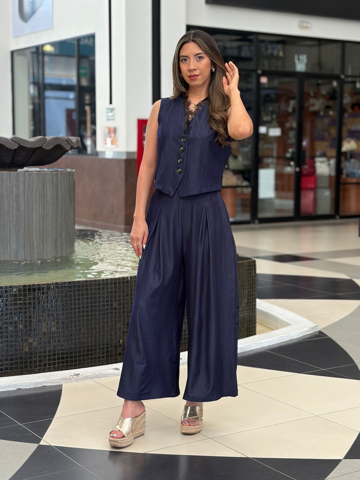 Set de Chaleco con Escote de Encaje y Pantalón Culotte de Mezclilla Ligera