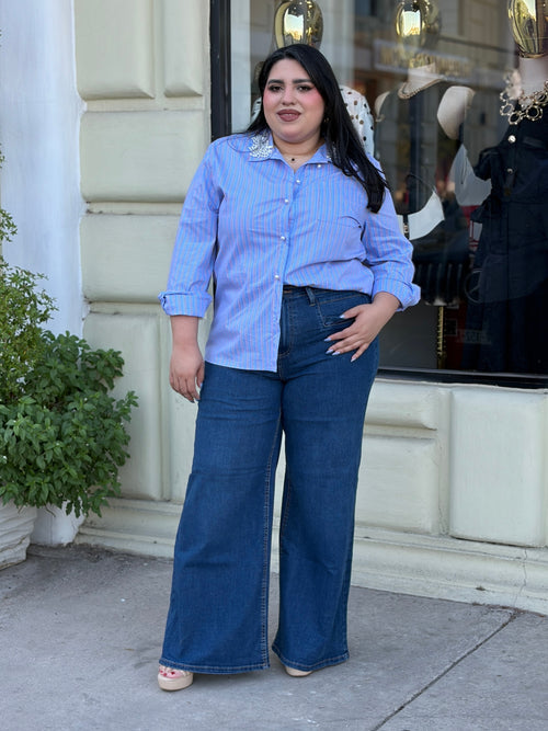 Camisa Rayada Azul con Aplicaciones en Cuello
