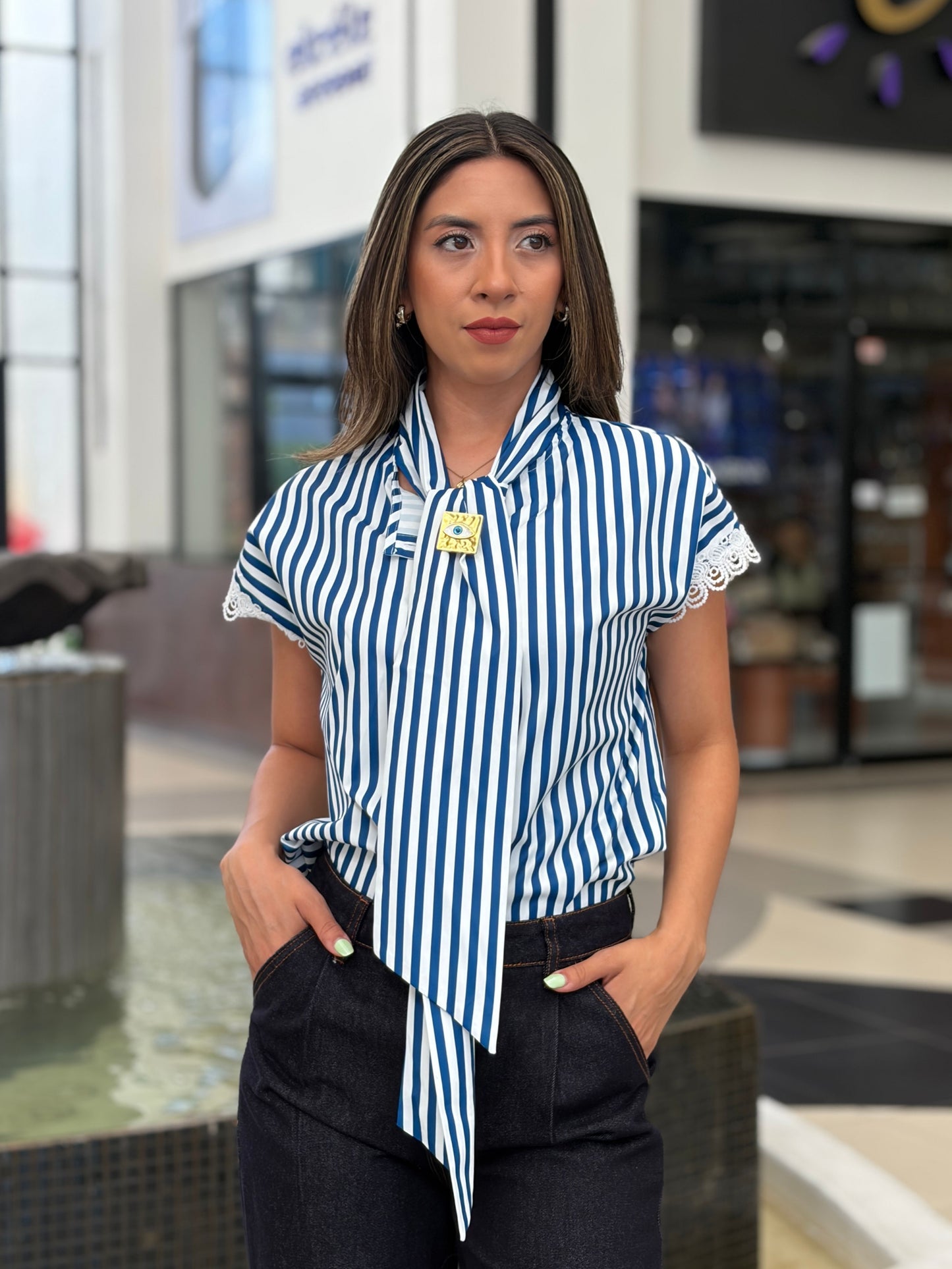 Blusa de Rayas con Detalle de Encaje y Amarre