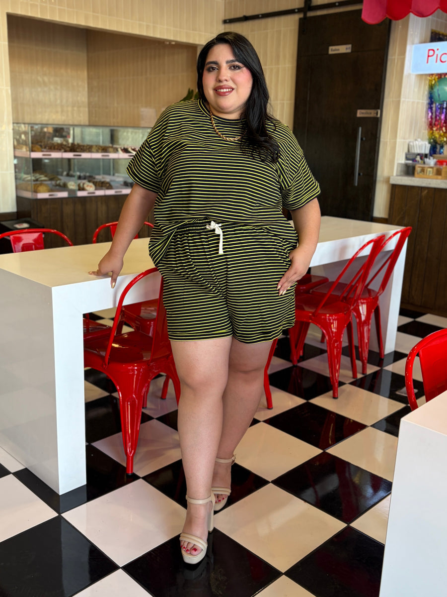 Set de short y playera a rayas neón