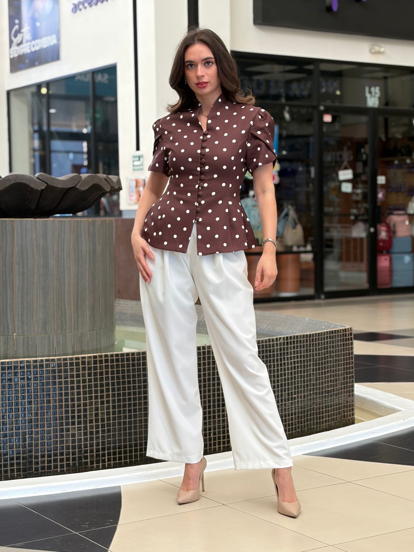 Set de 2 Piezas: Blusa de Lunares y Pantalón Blanco