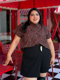 Blusa con cuello fruncido y estampado de mariposas