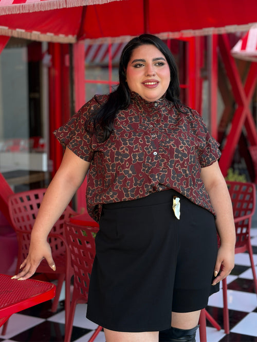 Blusa con cuello fruncido y estampado de mariposas