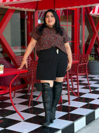 Blusa con cuello fruncido y estampado de mariposas