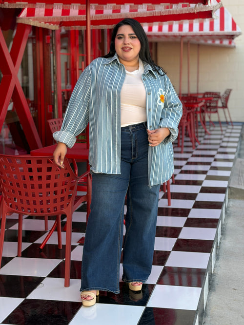 Chamarra camisera a rayas con parches de flores