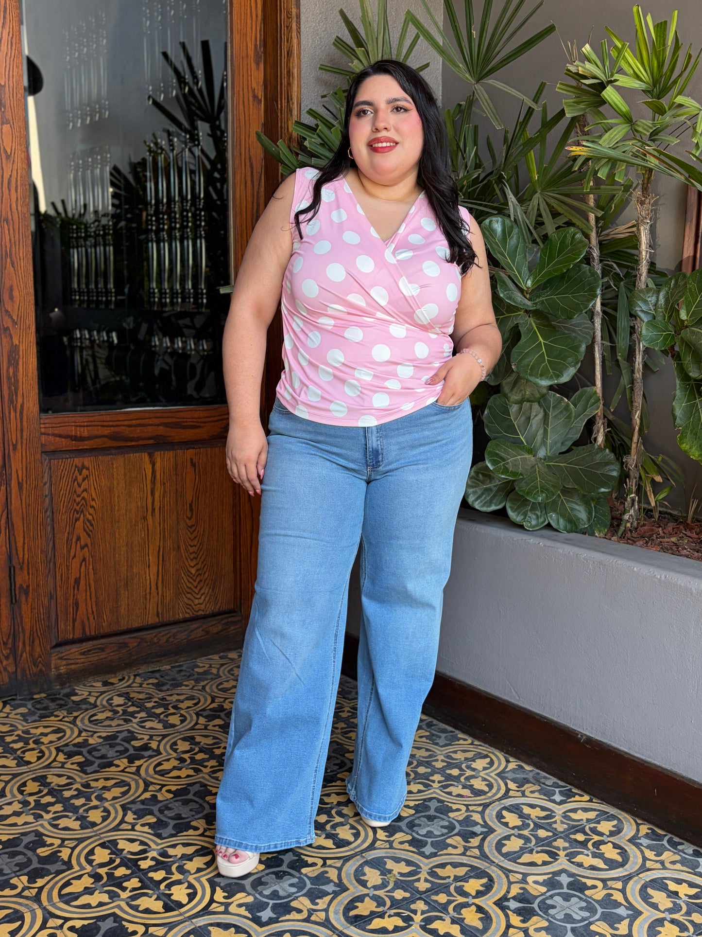Top de Lunares con Cuello Cruzado y Pliegues Laterales