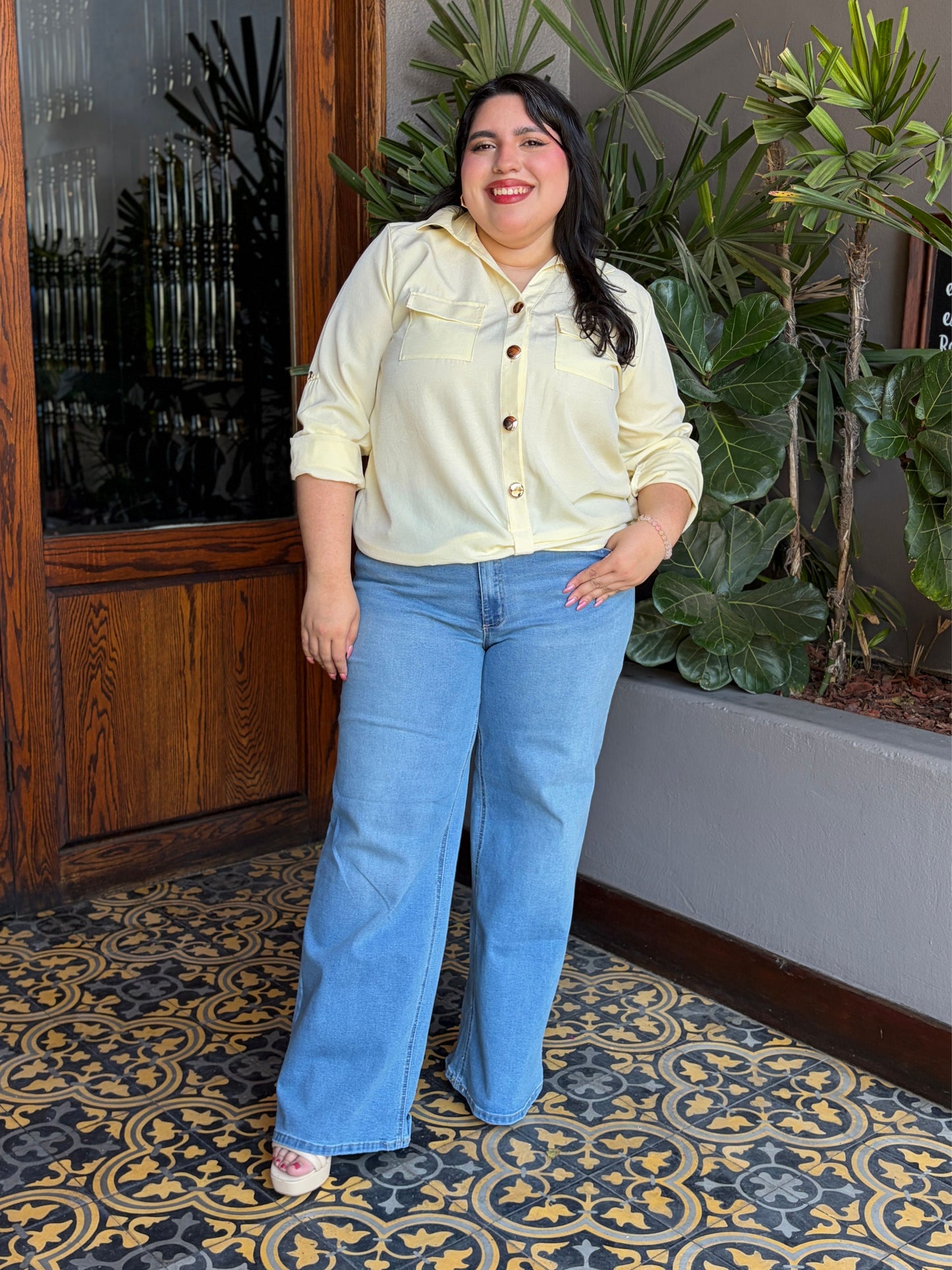 Camisa Vibrante con Botones Dorados