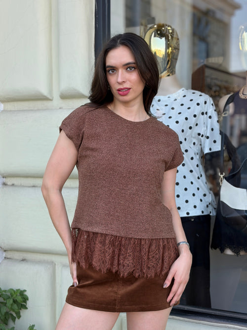 Blusa de Punto Café con Ruedo de Encaje