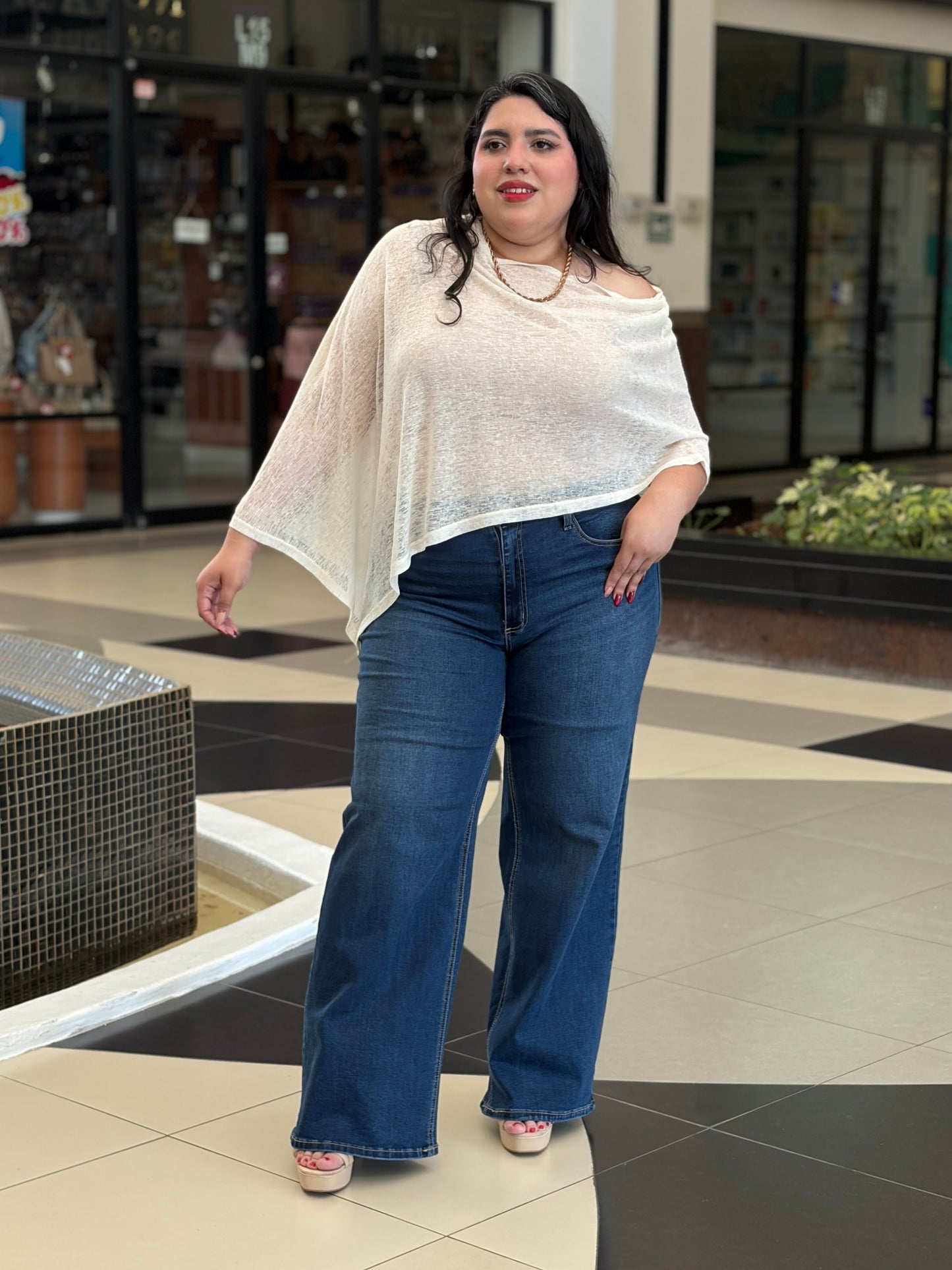 Blusa Poncho / Capa Crema Aislada