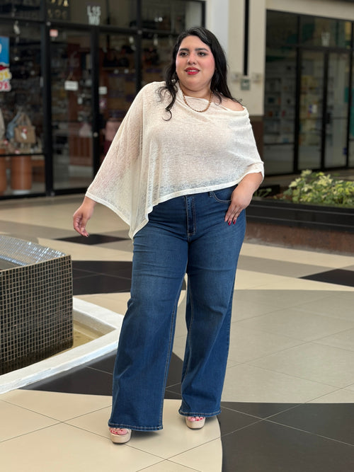 Blusa Poncho / Capa Crema Aislada
