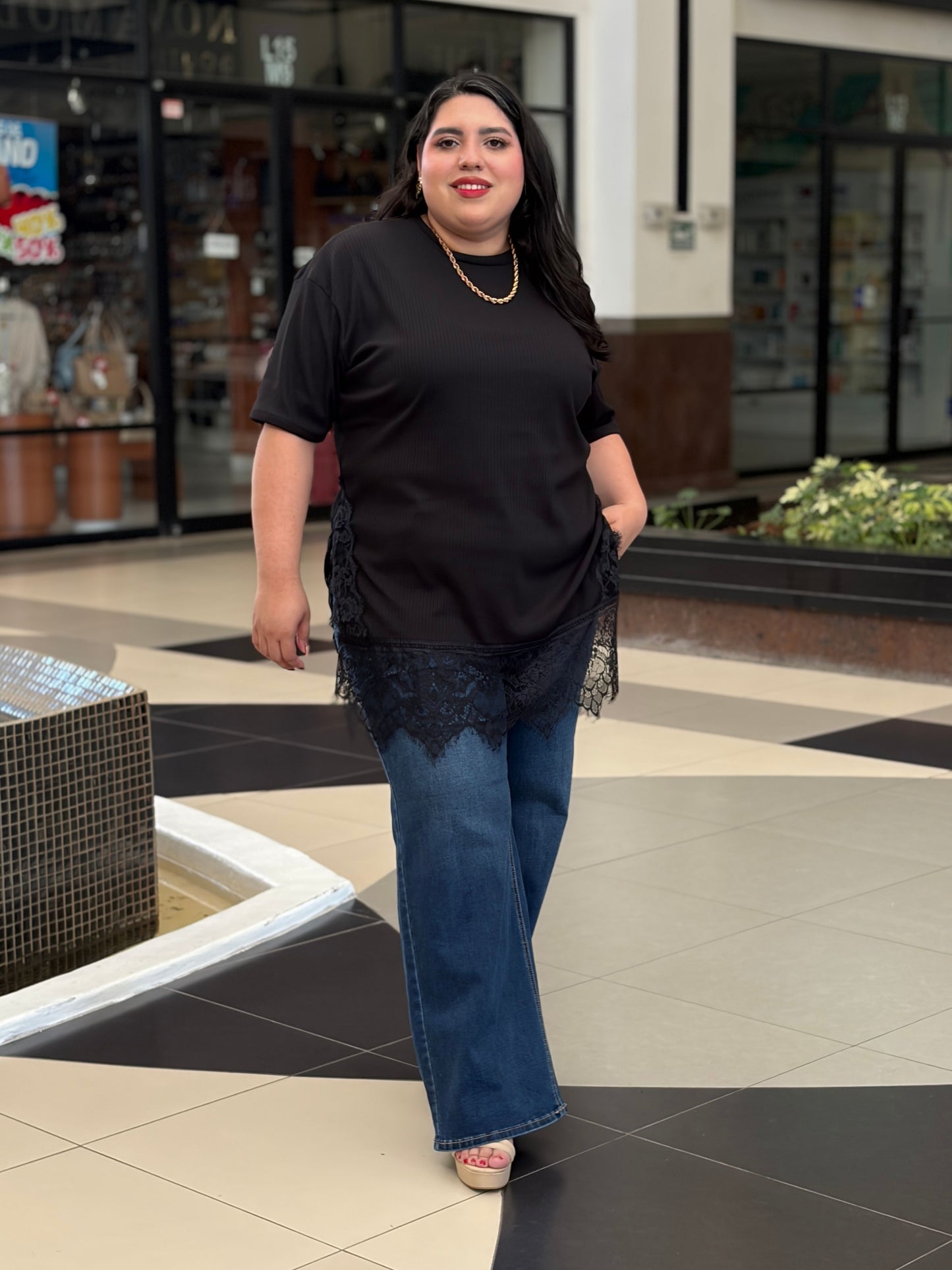 Blusa Básica con Aplicación de Encaje