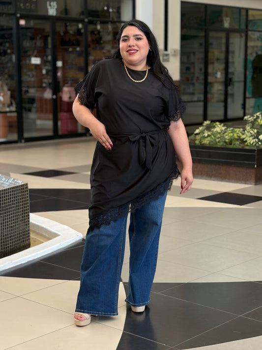 Blusa Negra Asimétrica con Encaje y Cinta