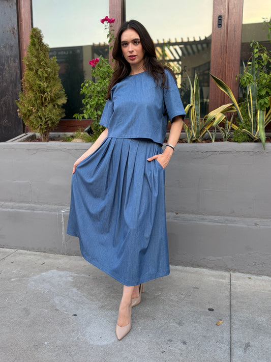 Set Denim de Top Crop y Falda Midi Plisada