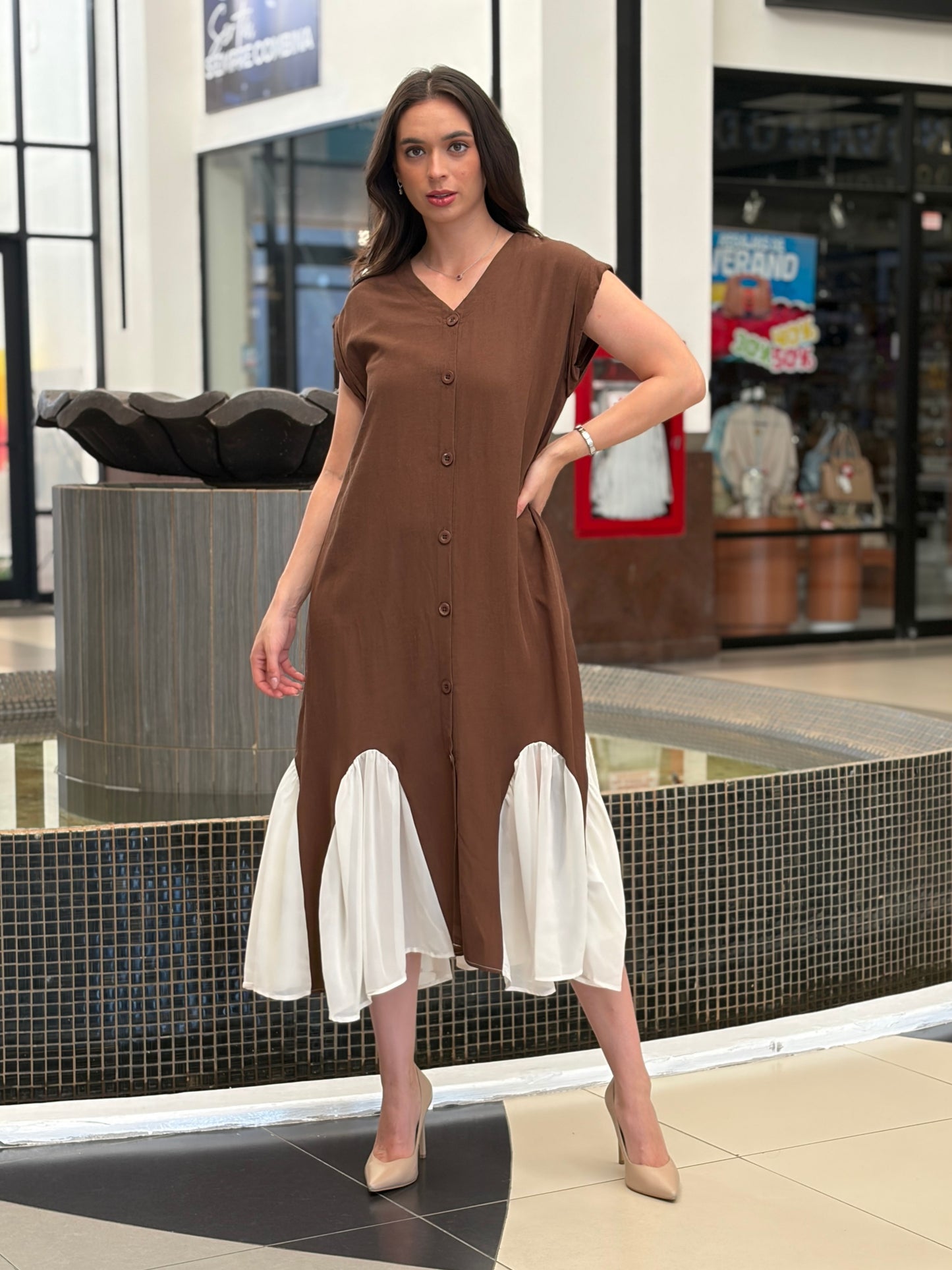 Vestido Midi Café Suede con Acentos Fluidos