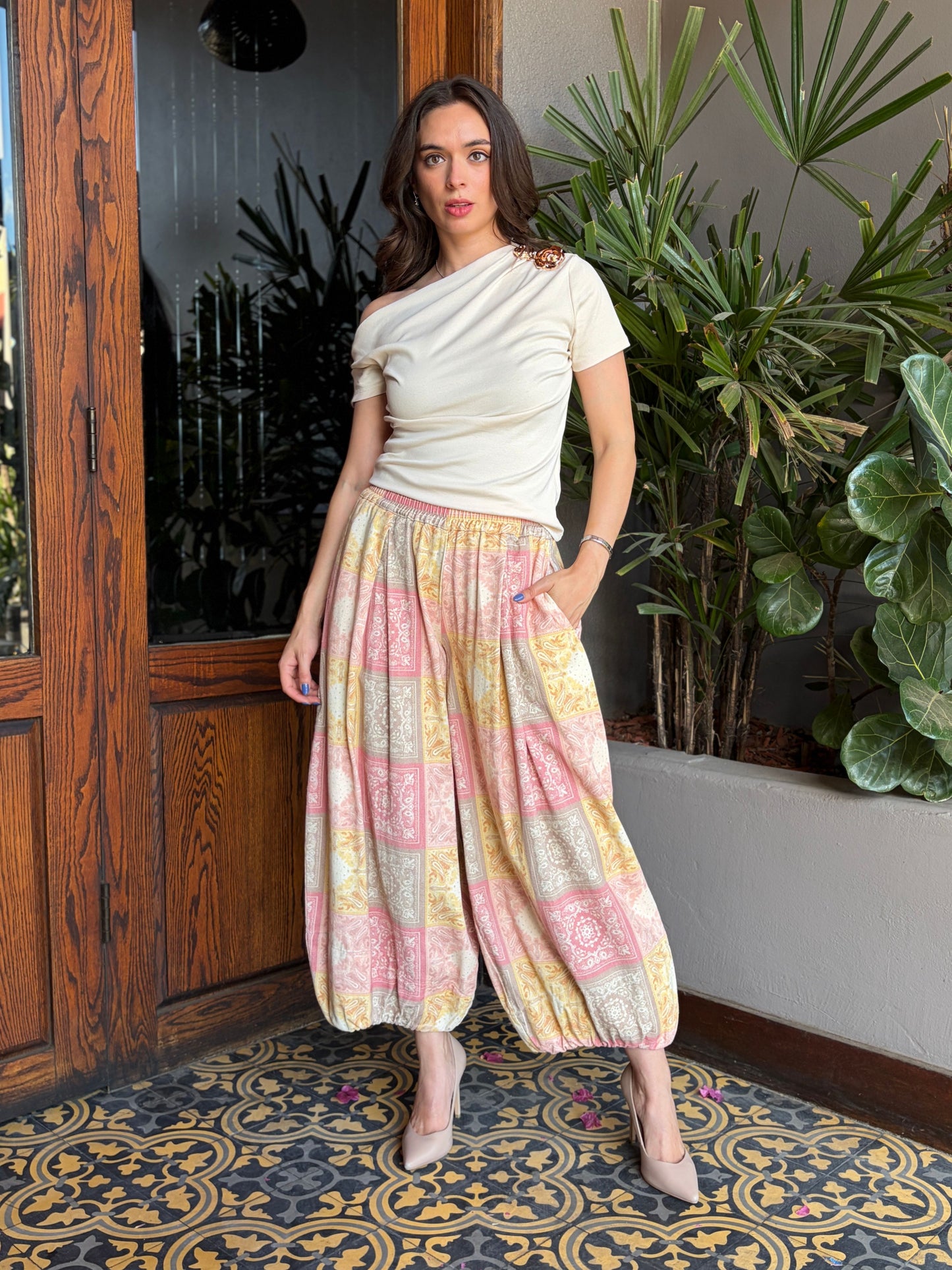 Blusa Crema de Hombro Caído con Botones Escultura