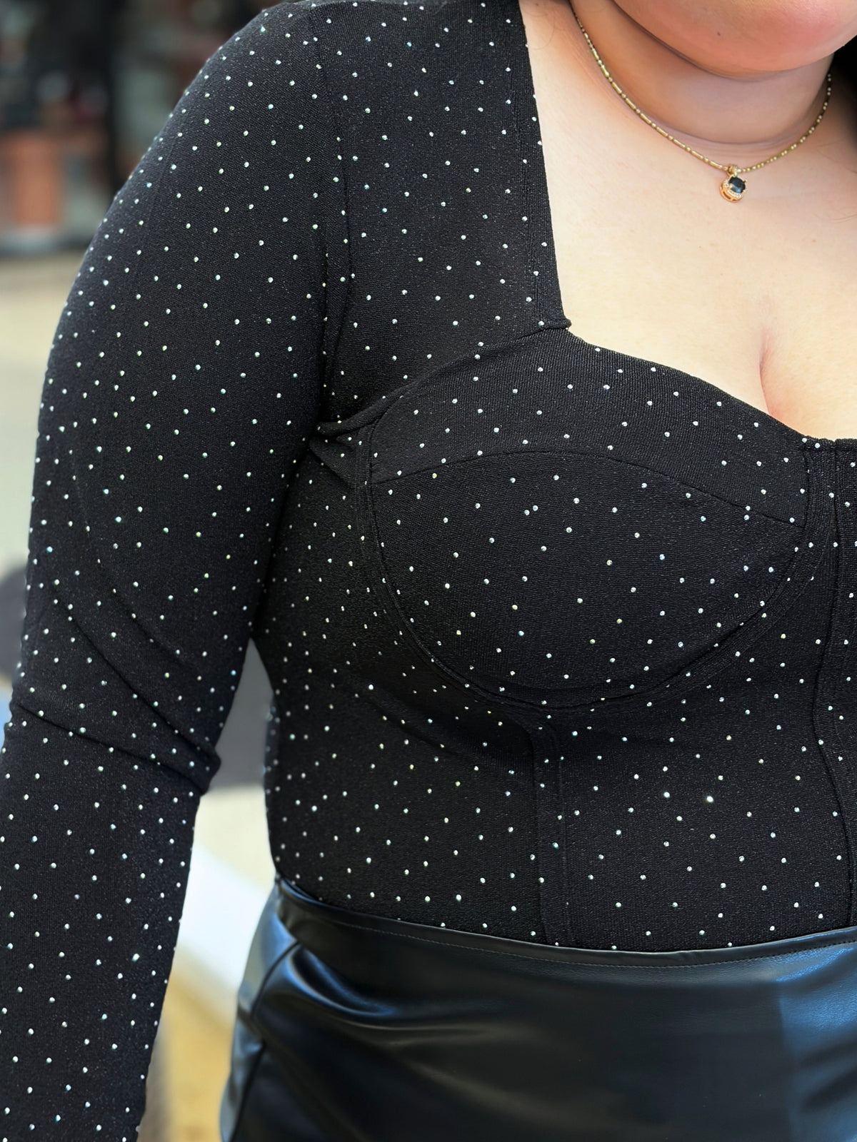 Blusa Mesh con Brillos y Escote Corazón