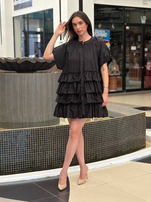 Vestido Corto Negro con Capas de Holanes