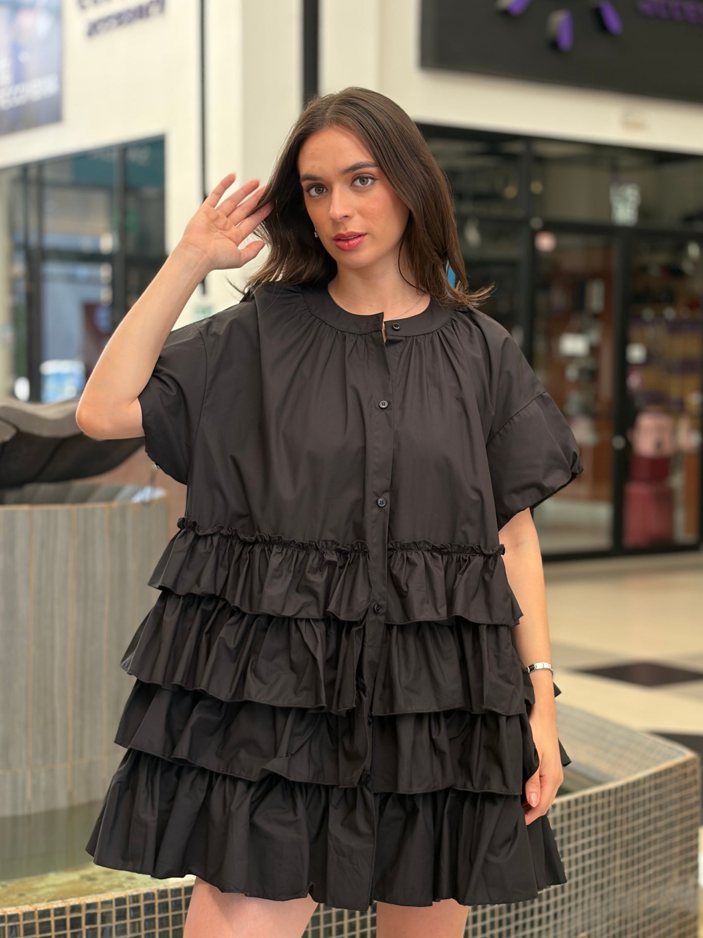 Vestido Corto Negro con Capas de Holanes