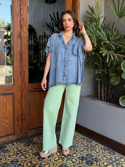 Camisa Oversize en Mezclilla Ligera con Costuras Deshilachadas