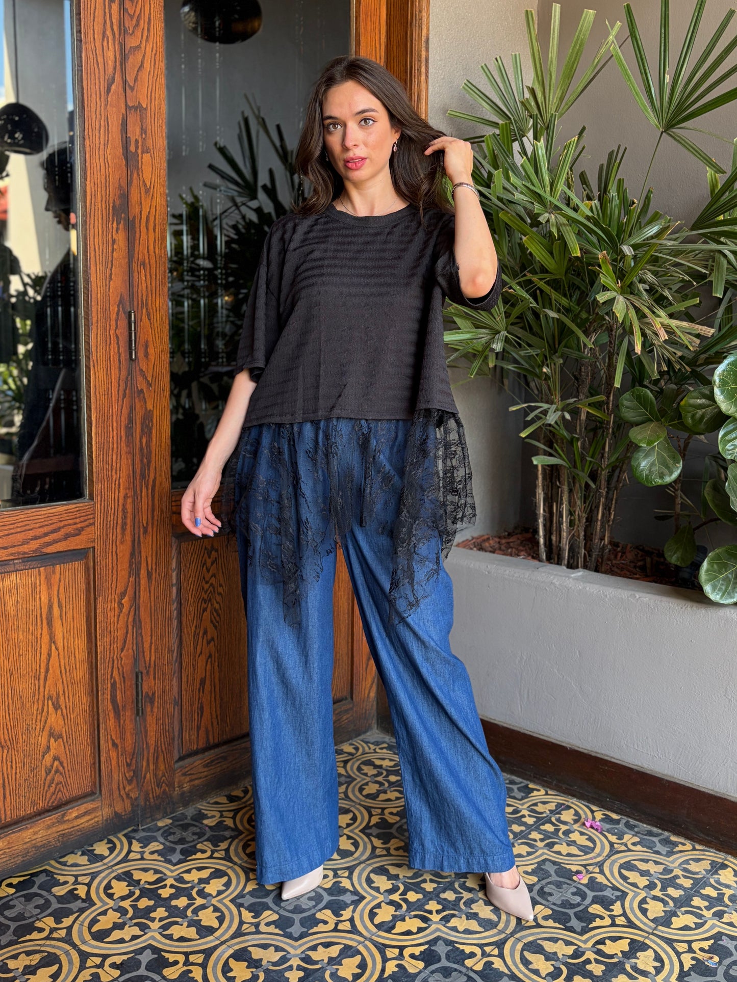 Blusa Texturizada Black Lace con Ruedo de Encaje