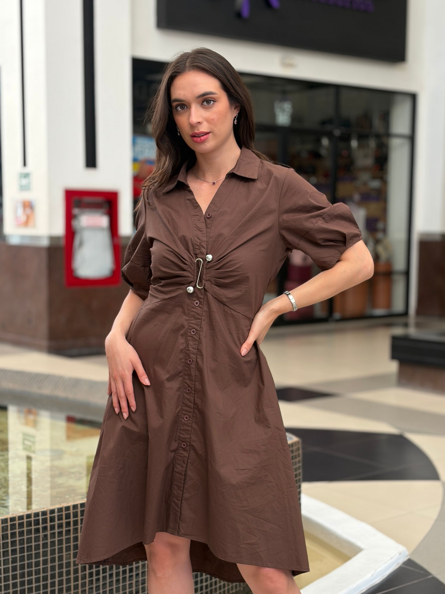 Vestido Camisero Café con Drapeado y Broche