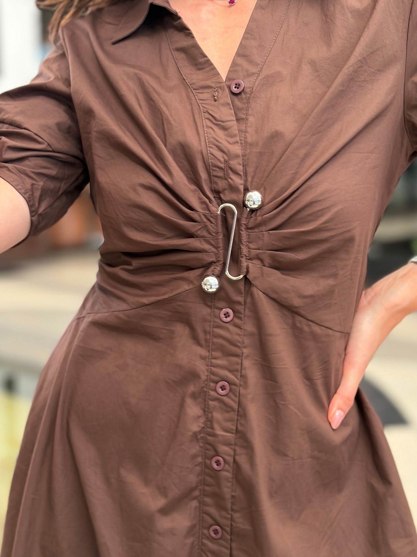 Vestido Camisero Café con Drapeado y Broche