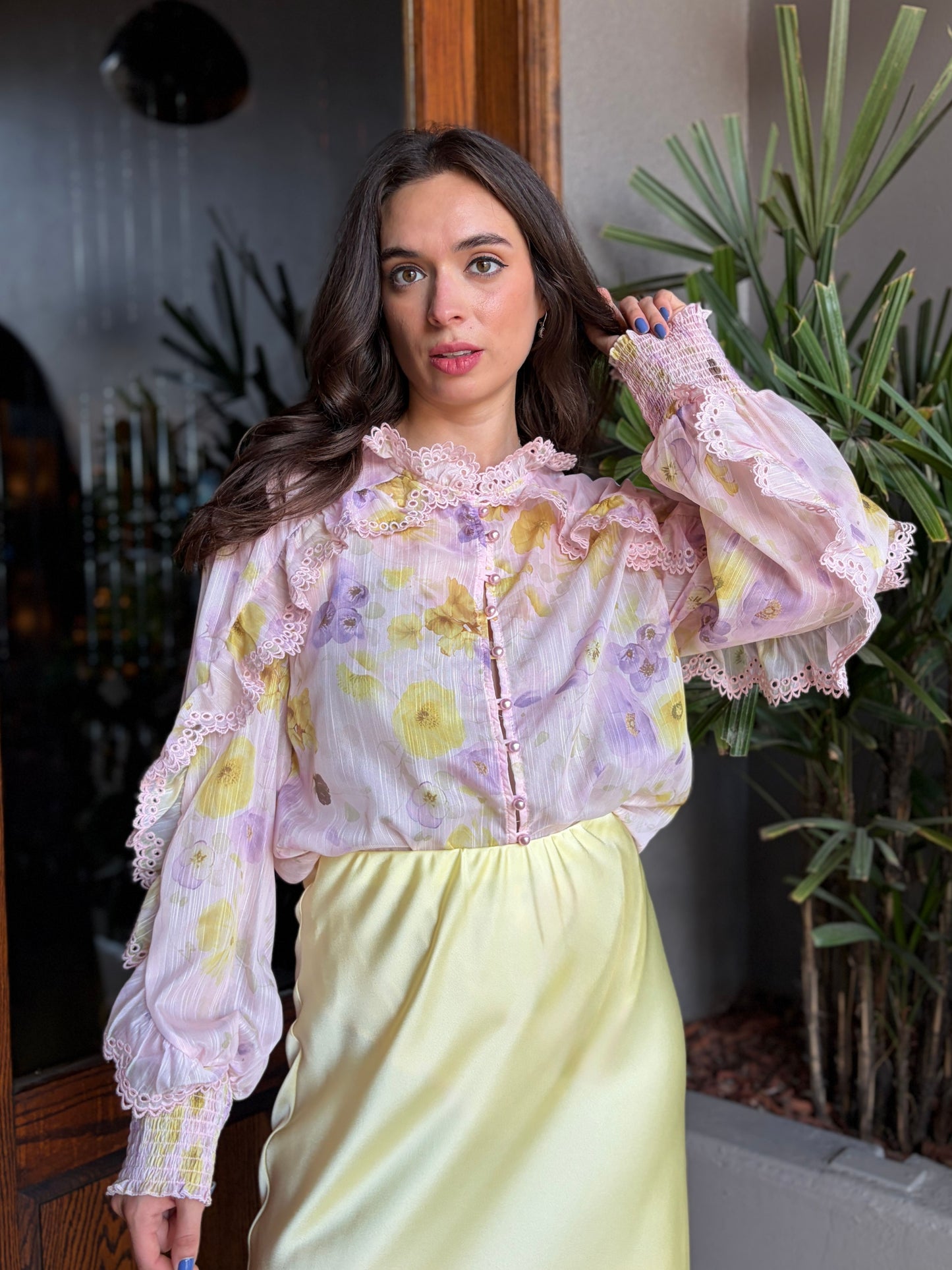 Blusa Coquette Romántica con Cuello Bobo de Encaje