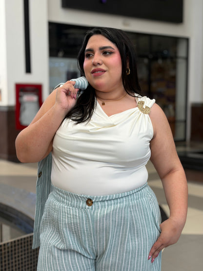 Blusa de Cuello Desbocado con Detalle de Argolla