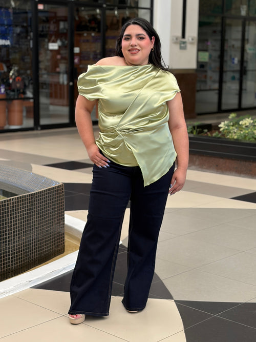 Blusa de Satín con Escote Asimétrico