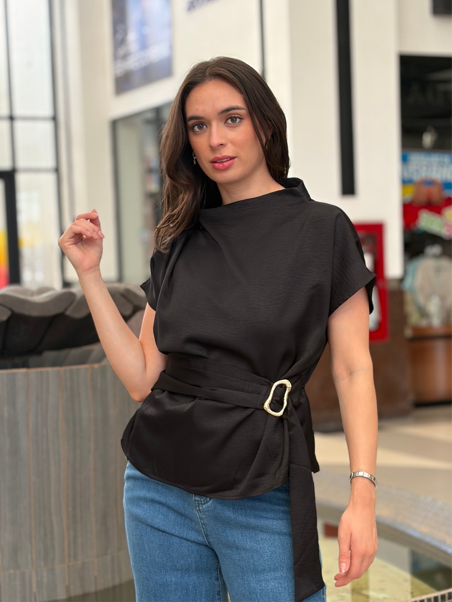Blusa Negra con Drapeado y Hebilla Metálica