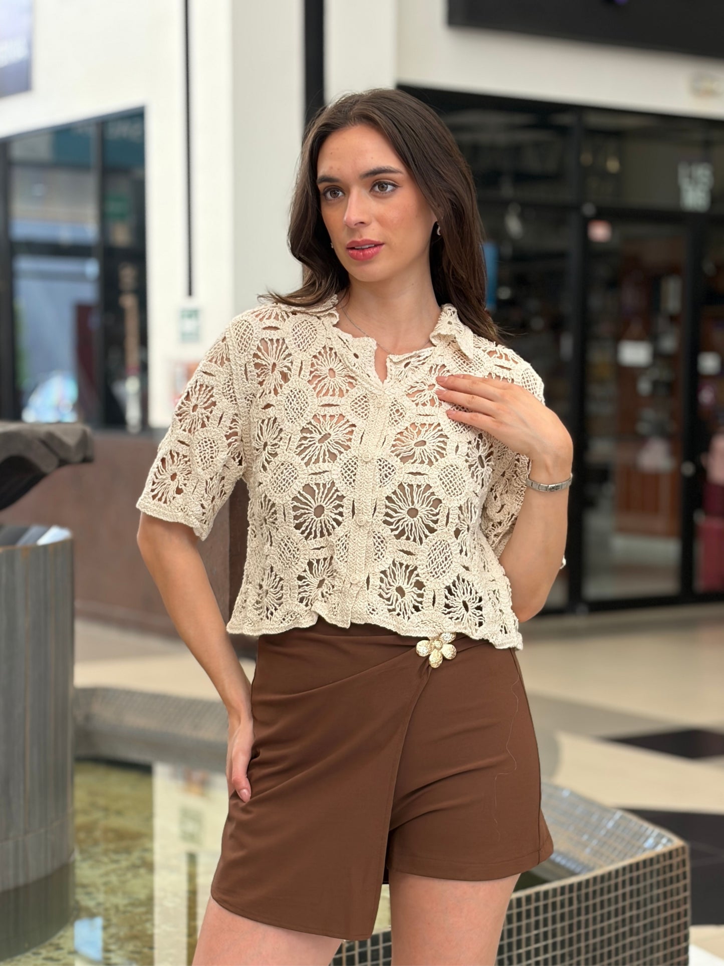 Blusa Abotonada de Tejido Crochet / Encaje