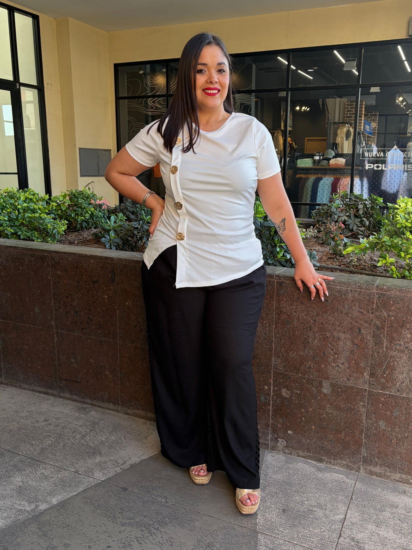 Blusa Minimalista con Detalle de Botones Esculturales