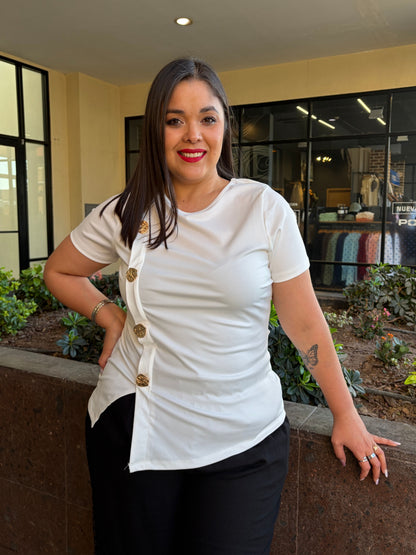 Blusa Minimalista con Detalle de Botones Esculturales