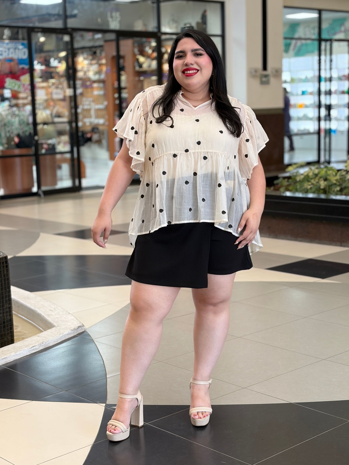 Blusa Tipo Peplum de Lunares con Mangas de Olán