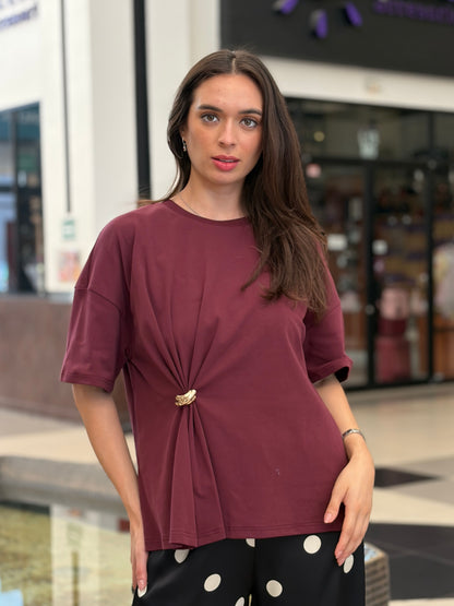 Camiseta Tinta con Detalle de Anillo y Fruncido
