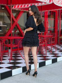 Vestido rojo y negro con volantes escalonados