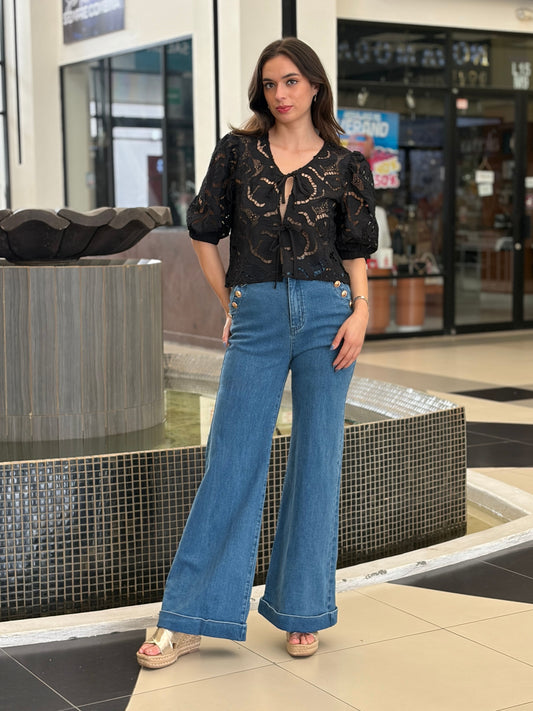 Blusa de Encaje Guipur con Cierre de Agujeta Frontal