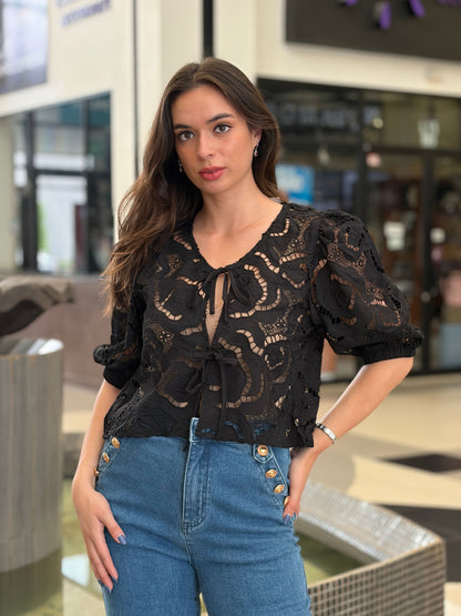 Blusa de Encaje Guipur con Cierre de Agujeta Frontal