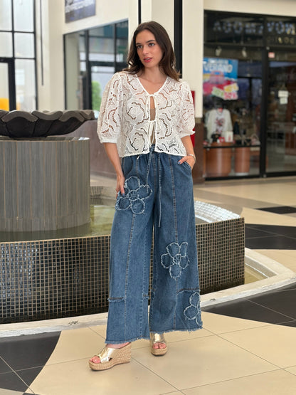 Blusa de Encaje Guipur con Cierre de Agujeta Frontal
