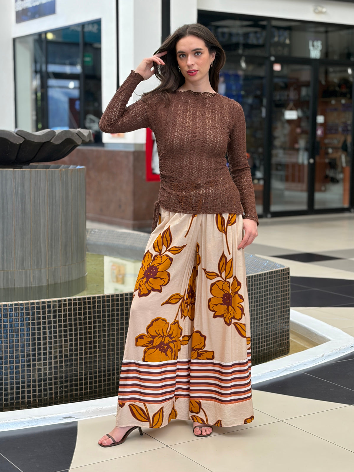 Blusa Ajustada Calada Café de Manga Larga