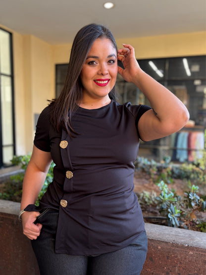 Blusa Minimalista con Detalle de Botones Esculturales