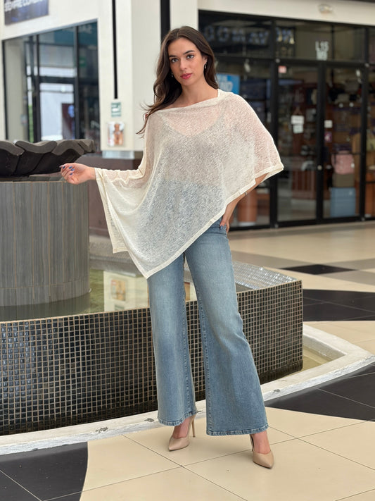Blusa Asimétrica de Hilo Fino y Caída de Capa