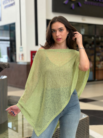 Blusa Asimétrica de Hilo Fino y Caída de Capa