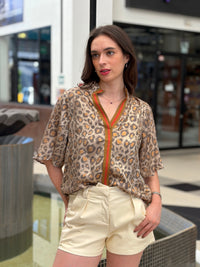 Blusa Satina Animal Print con Vista en Contraste